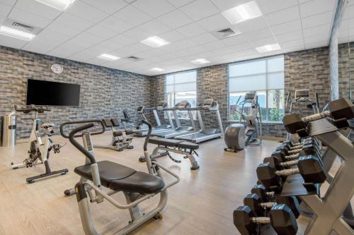 
The fitness centre and/or fitness facilities at Cambria Hotel Mount Pleasant - Charleston
