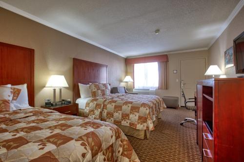 una camera d'albergo con due letti e una televisione di The Views Inn Sedona a Sedona