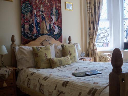 A bed or beds in a room at Minstrel's Rest 