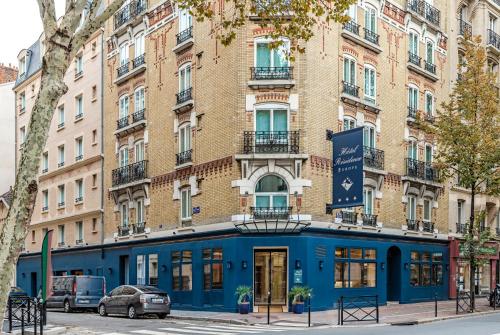 een blauw gebouw op een straat voor een gebouw bij Hotel Residence Europe & Spa in Clichy