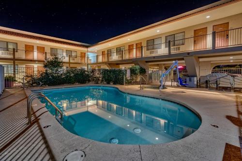 una piscina en medio de un hotel por la noche en The Views Inn Sedona en Sedona