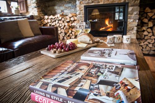 una sala de estar con libros sobre una mesa con chimenea en Aldea Rural y Gastro Restaurante Casona de Labrada, en Labrada