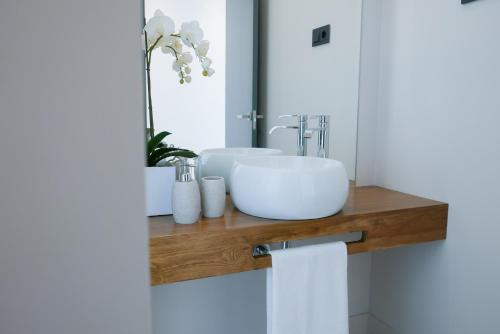 a bathroom with a sink and a mirror at el arrabal de toledo in Cobisa