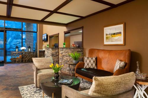 a living room with a couch and a table at Meadowbrook Inn in Blowing Rock