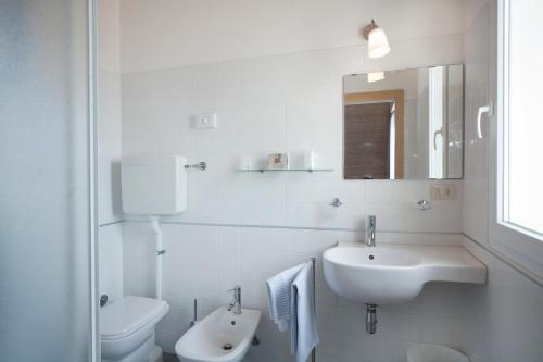 ミザーノ・アドリアーティコにあるHotel Normaの白いバスルーム(洗面台、トイレ付)