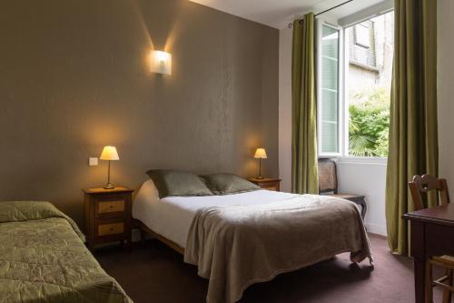 Кровать или кровати в номере The Originals Boutique, Villa Montpensier, Pau (Inter-Hotel)