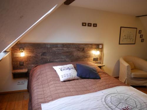 1 dormitorio con 1 cama con pared de ladrillo en Hestavin Bed & Breakfast, en Grünberg