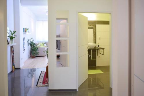 3 Zimmer Zentrum , kontaktloser Check in في كلاغنفورت: مدخل مع باب أبيض في منزل