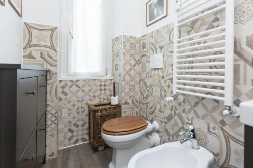bagno con servizi igienici e lavandino di Lust Studio Naviglio a Milano