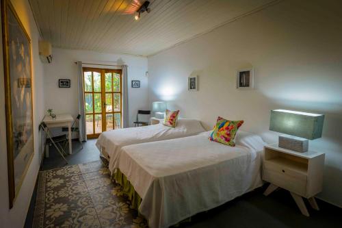 Giường trong phòng chung tại Secret Garden Iguazu
