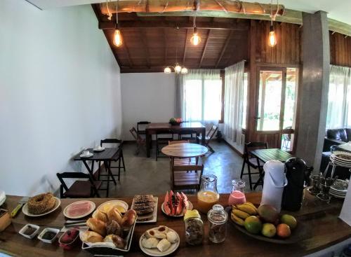 una habitación con una mesa con platos de comida. en Refúgio 755, en Florianópolis