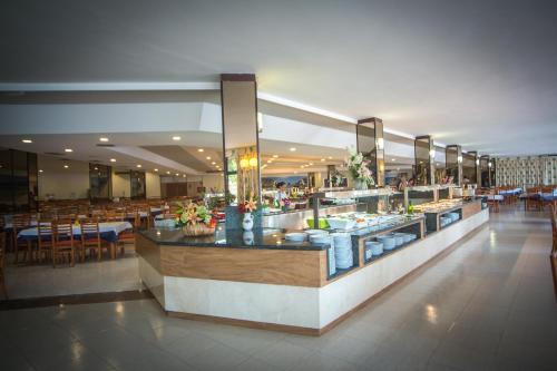 un restaurant avec buffet au milieu d'un immeuble dans l'établissement Hotel Club Cala Romani, à Calas de Mallorca