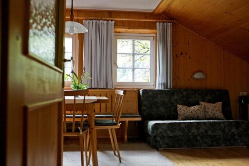 Leisach的住宿－Klausmoarhof，客厅配有沙发和桌子