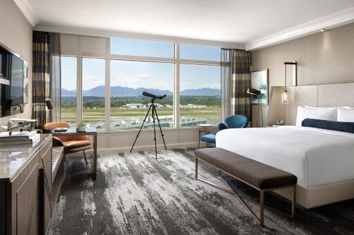 Fairmont Gold at Fairmont Vancouver Airport في ريتشموند: غرفه فندقيه بسرير وكاميرا