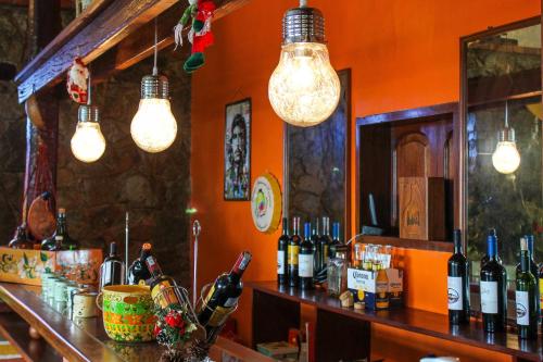 a bar with bottles of wine and lights at Cabaña El Mirador Vallegrande in Vallegrande