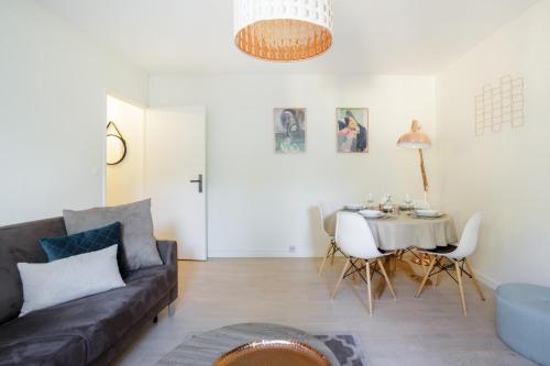 un salon avec un canapé et une table dans l'établissement Le Belpierre, à Colmar