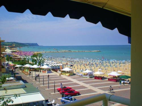 uma vista para uma praia com uma multidão de pessoas em Hotel Amelia em Fano