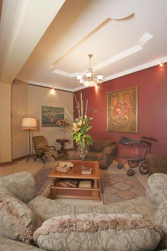 a living room with a couch and a coffee table at Hotel Carvallo in Cuenca
