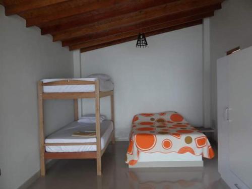 Dormitorio pequeño con litera y escalera en Punta Sal Vista Hermosa, en Canoas de Punta Sal