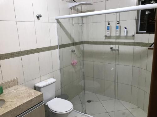 a bathroom with a glass shower with a toilet at GA1-Hospedagem Próximo ao Aeroporto de Guarulhos in Guarulhos