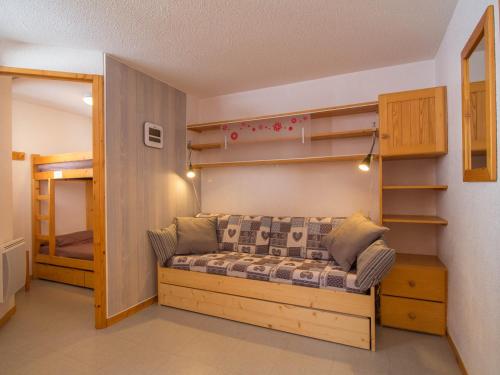 - une petite chambre avec un lit et des lits superposés dans l'établissement 23 Praz de l'Ours Vallandry - Les Arcs, à Peisey-Nancroix