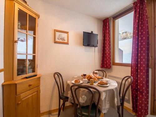 une salle à manger avec une table sur laquelle se trouve de la nourriture dans l'établissement 23 Praz de l'Ours Vallandry - Les Arcs, à Peisey-Nancroix