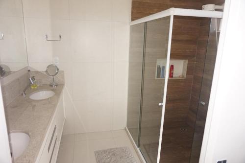 un bagno con doccia e lavandino di Hibiscus Casa Condomínio com Piscina a Maceió