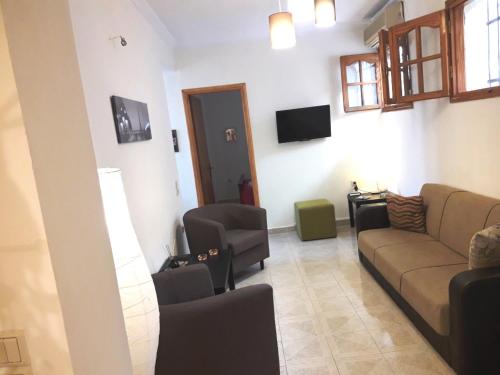 Posezení v ubytování The Azeroth House - 3 Bedroom Apartment