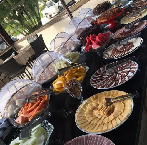 een tafel met veel borden eten erop bij NANNAI RESIDENCE in Porto De Galinhas