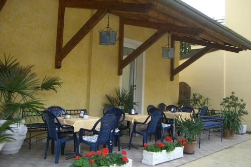 un comedor con mesas, sillas y plantas en Hotel Lido, en Lido di Jesolo
