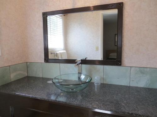 a bathroom with a bowl sink and a mirror at Travelodge by Wyndham Hope in Hope