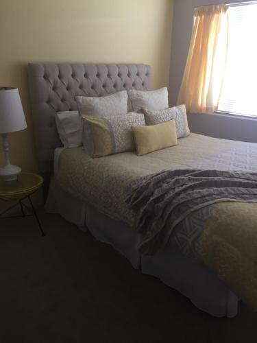 Кровать или кровати в номере Kindred Studio Apartments