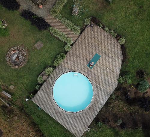 an overhead view of a swimming pool in a yard at Santa Elena de la Colina in Filandia