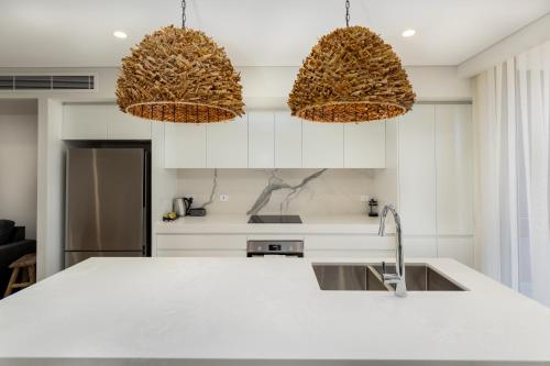 Una cocina o zona de cocina en Astina Suites, Forster