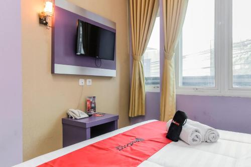 Ένα ή περισσότερα κρεβάτια σε δωμάτιο στο RedDoorz Plus near Stasiun Bekasi