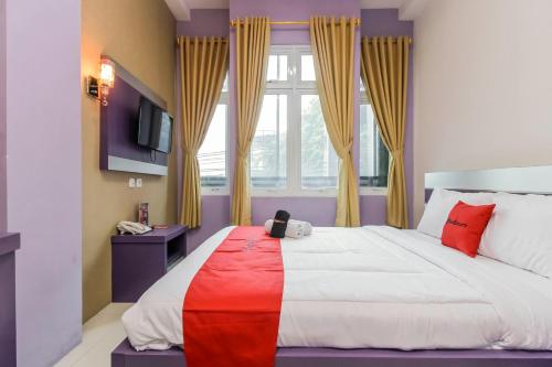 Ένα ή περισσότερα κρεβάτια σε δωμάτιο στο RedDoorz Plus near Stasiun Bekasi