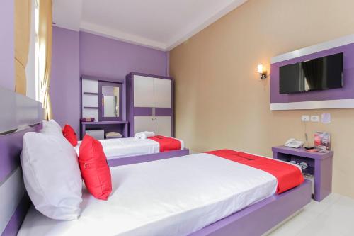 Ένα ή περισσότερα κρεβάτια σε δωμάτιο στο RedDoorz Plus near Stasiun Bekasi