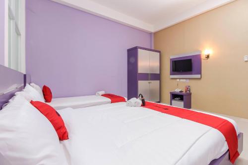 Ένα ή περισσότερα κρεβάτια σε δωμάτιο στο RedDoorz Plus near Stasiun Bekasi