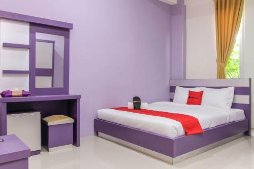 Ένα ή περισσότερα κρεβάτια σε δωμάτιο στο RedDoorz Plus near Stasiun Bekasi