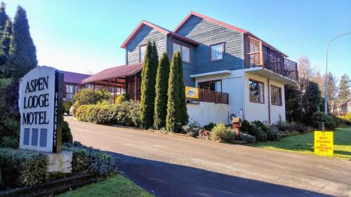 una casa con un cartello davanti di Aspen Lodge Motel a Hanmer Springs