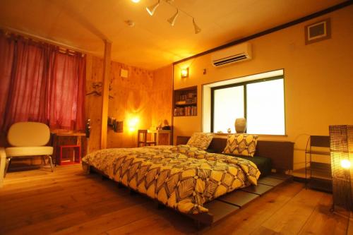 a bedroom with a bed and a window at Saku Cafe in Daigo