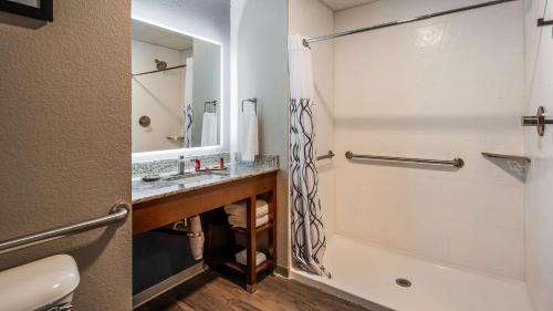 Bathroom sa Best Western Premier Ankeny Hotel