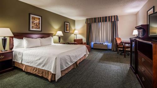 a hotel room with a bed and a television at Best Western Annawan Inn in Annawan