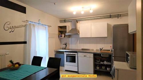 Kuchyňa alebo kuchynka v ubytovaní Doppel-Appartement Salzbrunner Str. 11, Langwasser Mitte