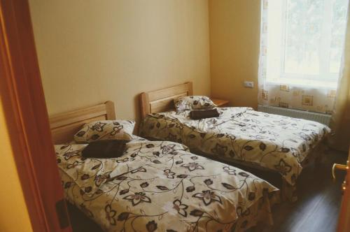 two beds in a small room at Atpūtas centrs Paideri in Alūksne