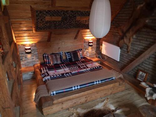 una vista aérea de un dormitorio en una cabaña de madera en Aspen, en Kamenný Újezd
