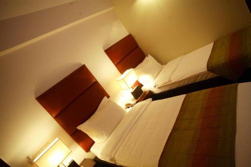 Een bed of bedden in een kamer bij Hotel Metropole