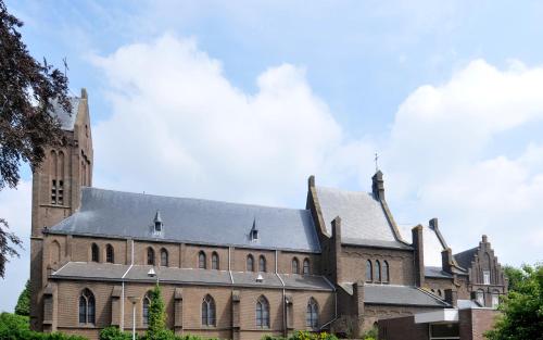 a large brick building with a sky in the background at De Smidse in Lobith
