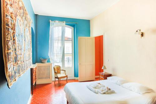 une chambre avec un lit, une chaise et une fenêtre dans l'établissement NICE ETOILE AP1007 by Riviera Holiday Homes, à Nice