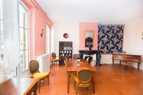 un salon avec une table et une cheminée dans l'établissement NICE ETOILE AP1007 by Riviera Holiday Homes, à Nice